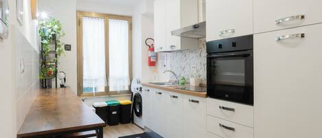 Kjøleskap, mikrobølgeovn, ovn og kokeplater