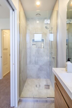 Sèche-cheveux, serviettes fournies