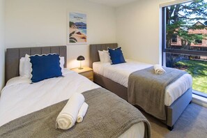 Fer et planche à repasser, lit parapluie, Wi-Fi, draps fournis