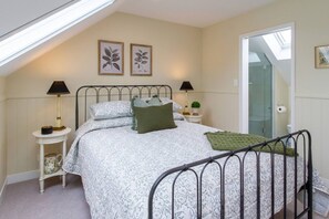 Iron/ironing board, WiFi, bed sheets - Central 3BR and 2.5 Bath Townhouse with Parking (Christchurch)