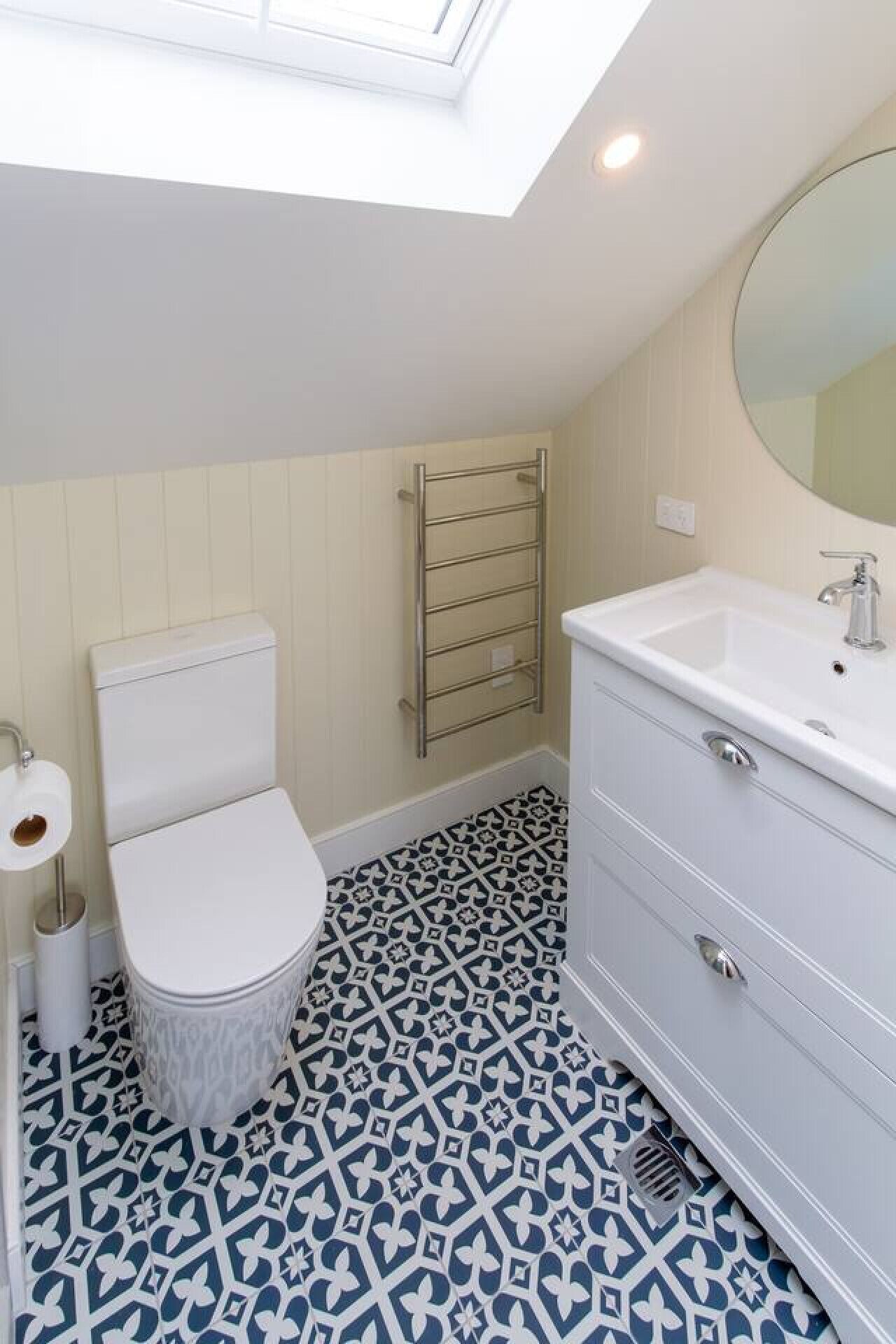 Sèche-cheveux, serviettes fournies