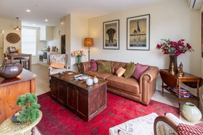 TV - Central 3BR and 2.5 Bath Townhouse with Parking (Christchurch)