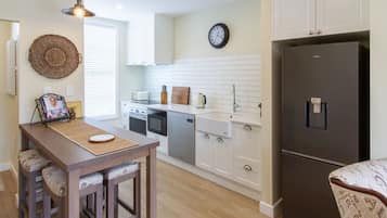 Frigorífico, microondas, horno y placa de cocina