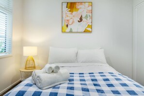 Escritorio, tabla de planchar con plancha, wifi y ropa de cama 