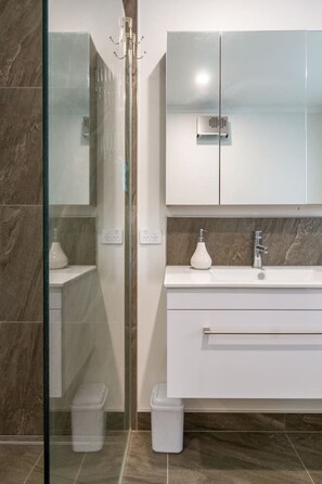 Secador de pelo, toallas