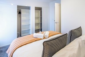 Een strijkplank/strijkijzer, reisbedje, wifi, beddengoed