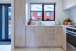 Frigorífico, microondas, horno y placa de cocina