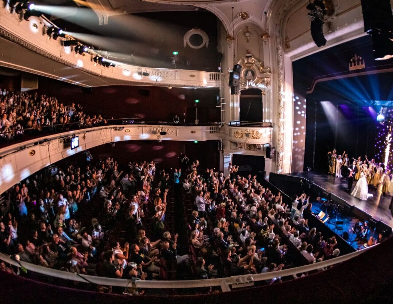 Ein großes, prunkvolles Theater mit mehreren Sitzstufen und einer Bühne im Vordergrund.