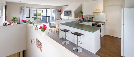 Een koelkast, een microgolfoven, een oven, een kookplaat