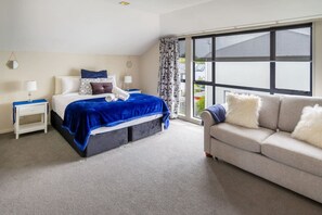 Iron/ironing board, travel cot, WiFi, bed sheets - Family-Friendly CHCH Home | Peaceful & Spacious (Christchurch)
