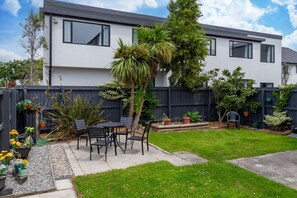 Outdoor dining - Family-Friendly CHCH Home | Peaceful & Spacious (Christchurch)
