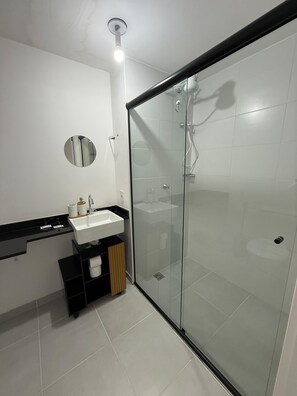 Shower, towels, soap, toilet paper - Studio apartment in the business center of São Paulo. Near Paulista Avenue and Faria Lima Avenue. (São Paulo)