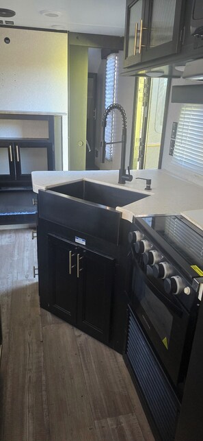 Private kitchen - Serene 2 bedroom, 1 queen twin bunk bed & futon, mobile home with AC free wifi (Crystal River)