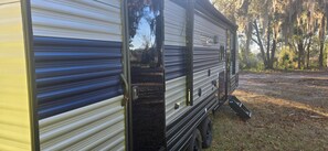 Property grounds - Serene 2 bedroom, 1 queen twin bunk bed & futon, mobile home with AC free wifi (Crystal River)