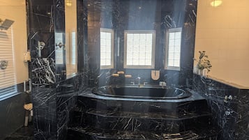 Sèche-cheveux, bidet, serviettes fournies, savon
