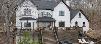 Family-Friendly Smith Lake Waterfront w/ Hot Tub, Pool Table & Kayak