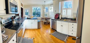 Private kitchen - MASTERS 2026 Spacious 5-bedroom house with pool, backyard oasis, game room & gym (Martinez)