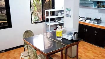 Shared Dormitory, 1 Bedroom | Ruang makan