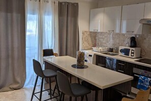 Private kitchen - Sublime 3-room apartment facing the Seine with a lovely terrace. (Alfortville)