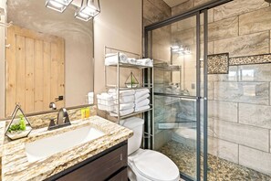 Shower, hair dryer, towels, shampoo - Cozy Smokies Escape w Hot Tub, Near Dollywood! (Sevierville)