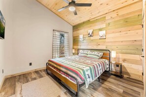 2 makuuhuonetta, työpöytä, Wi-Fi, vuodevaatteet