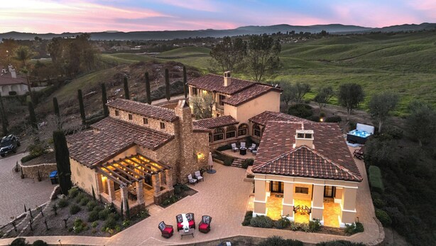 A large estate with multiple buildings, outdoor seating, and a hot tub. - Villa Di Gioia by AvantStay | Private Wine-Country Estate + Vineyard Views • Near Top Temecula Wineries (Temecula)