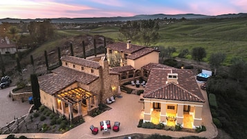 Villa (4 Bedrooms) | Front of property