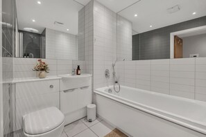 Badewanne und Dusche (separat), Komfortbadewanne, Haartrockner