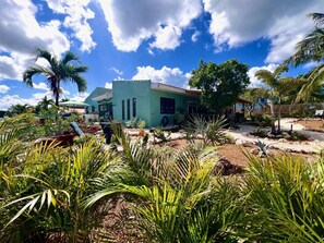Property grounds - Kas Emmali.  Biba bo Sono. Your unforgettable vacation in Curacao. (Grote Berg)