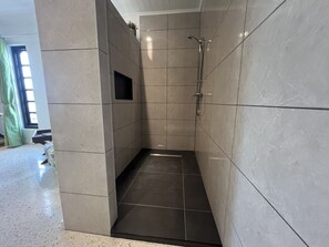 Haartrockner, Handtücher, Seife, Toilettenpapier