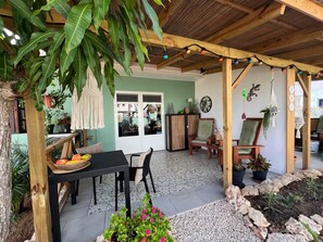 Outdoor dining - Kas Emmali.  Biba bo Sono. Your unforgettable vacation in Curacao. (Grote Berg)