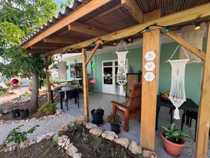 Outdoor dining - Kas Emmali.  Biba bo Sono. Your unforgettable vacation in Curacao. (Grote Berg)