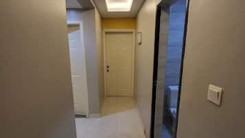 Comfort Double Room, Private Bathroom | Interior