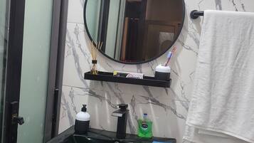 Deluxe Loft, 1 Queen Bed, City View | Bathroom