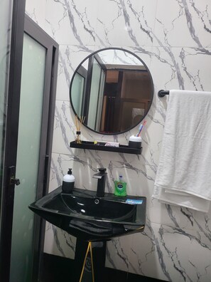 Loft Deluxe, 1 grand lit, vue ville | Salle de bain | Douche, serviettes fournies, papier toilette