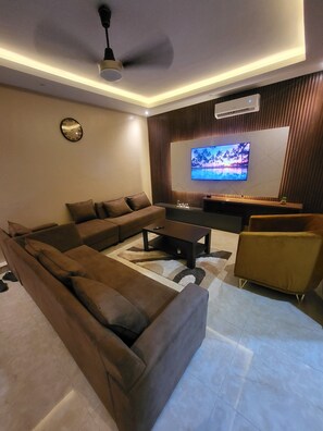 Deluxe Loft, 1 Queen Bed, City View | Living area - Accra Apartments (Accra)