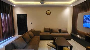 Deluxe Loft, 1 Queen Bed, City View | Living area