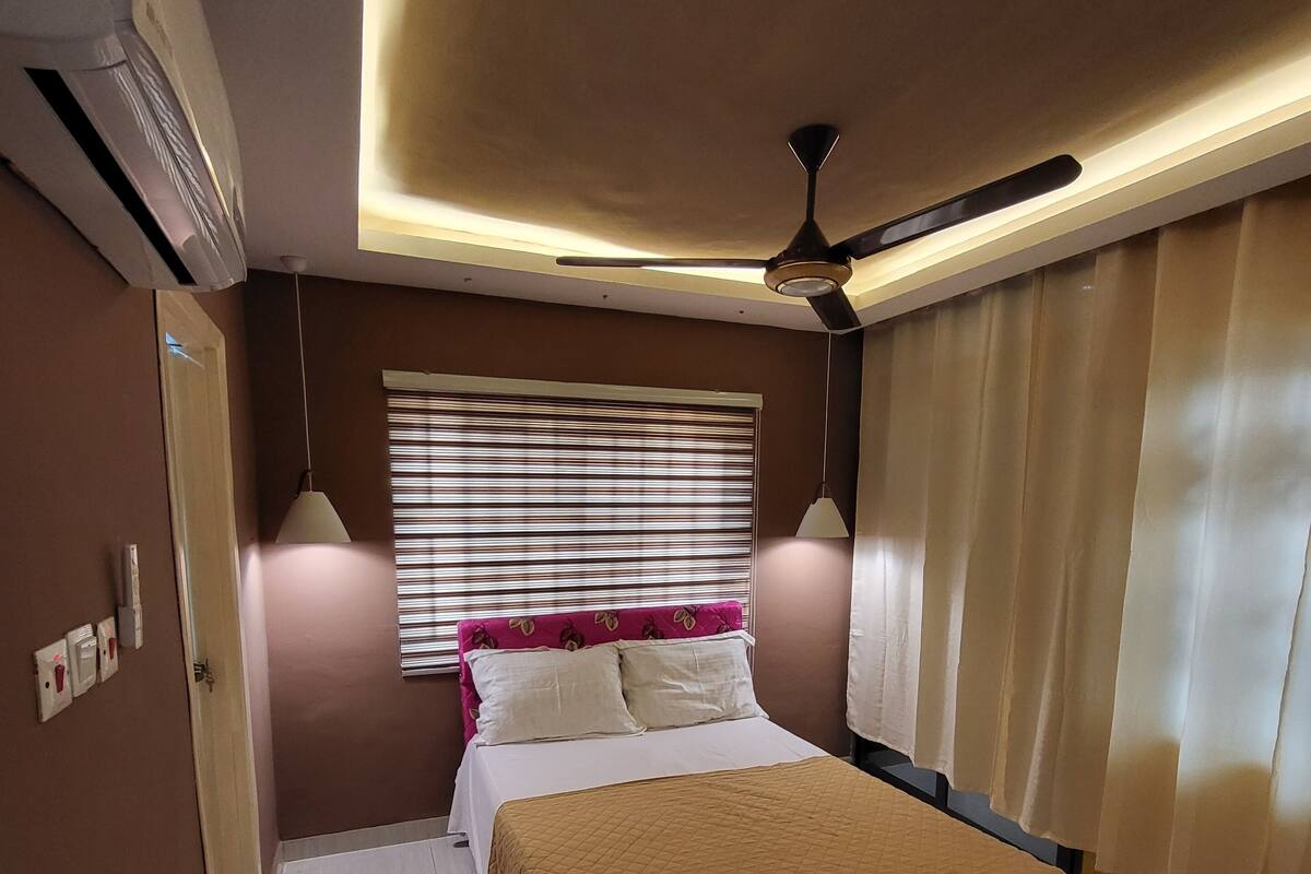 Kamar Double Comfort, kamar mandi pribadi | Meja kerja, ruang kerja ramah laptop, dan setrika/meja setrika