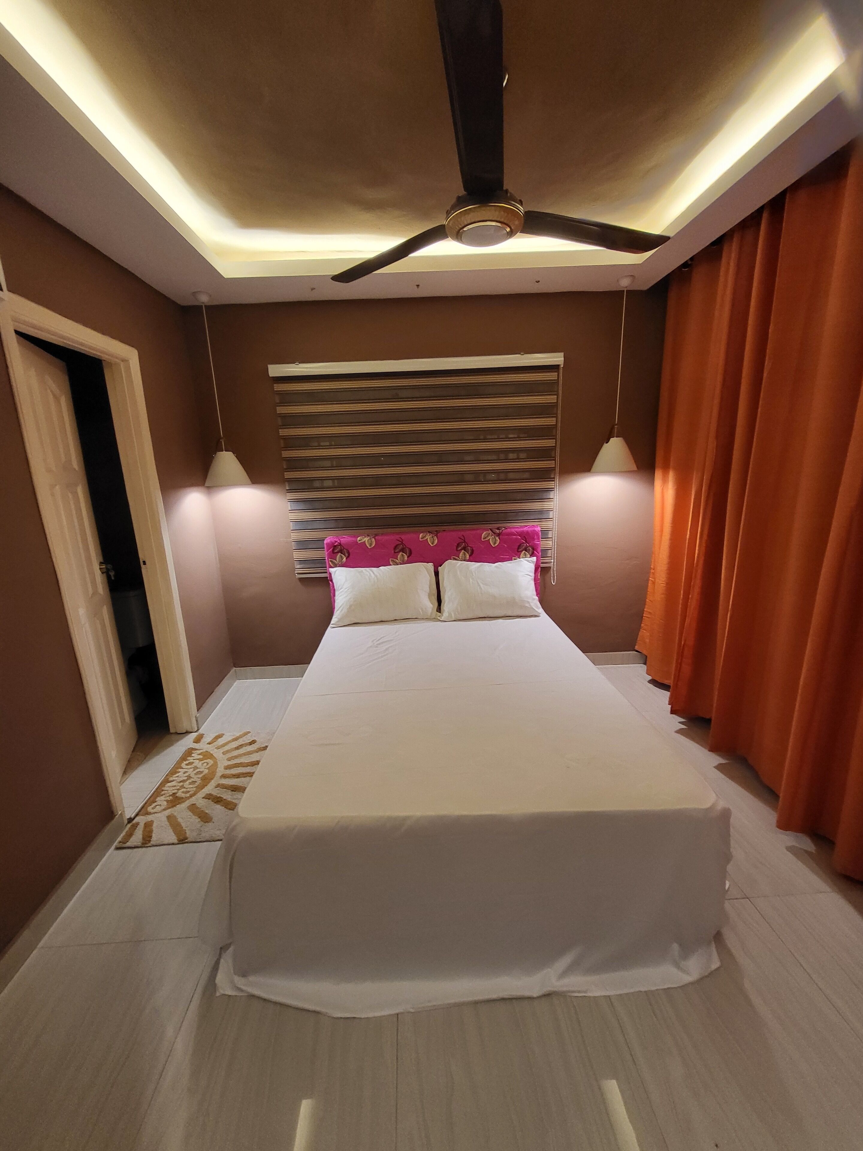 Bureau, espace de travail pour ordinateur portable