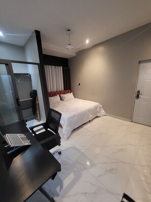 Deluxe Loft, 1 Queen Bed, City View | Desk, laptop workspace, iron/ironing board, free WiFi - Accra Apartments (Accra)