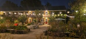 住宿正面 (夜晚)