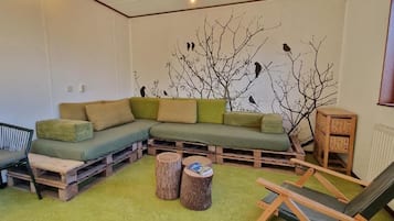 Family Apartment, 3 Bedrooms, Non Smoking, Ground Floor | Living area