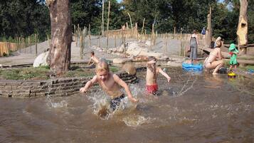 Kawasan main kanak-kanak – terbuka