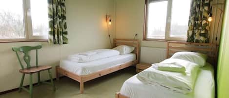 ノートパソコン用作業スペース、アイロン / アイロン台、ベビーベッド (無料)、WiFi (無料)