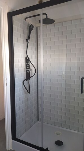 Shower, hair dryer, soap, toilet paper - Nice vacation home near the beach, private parking (L'Aiguillon-la-Presqu'île)
