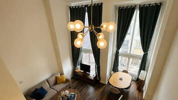Uma sala de estar moderna com sofá, mesa de centro e mesa de jantar.