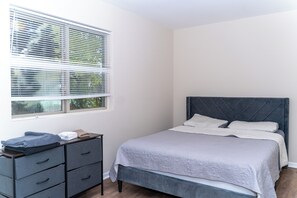 3 bedrooms, iron/ironing board, internet, bed sheets