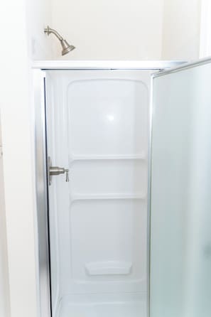 Secadora de cabello, toallas, jabón, papel de baño