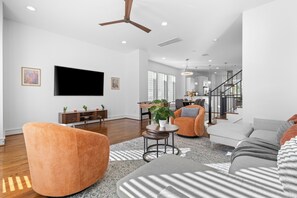 Smart-TV, Tischfußball, Tischtennisplatte, Computerbildschirme