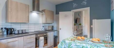 Fridge, microwave, oven, stovetop